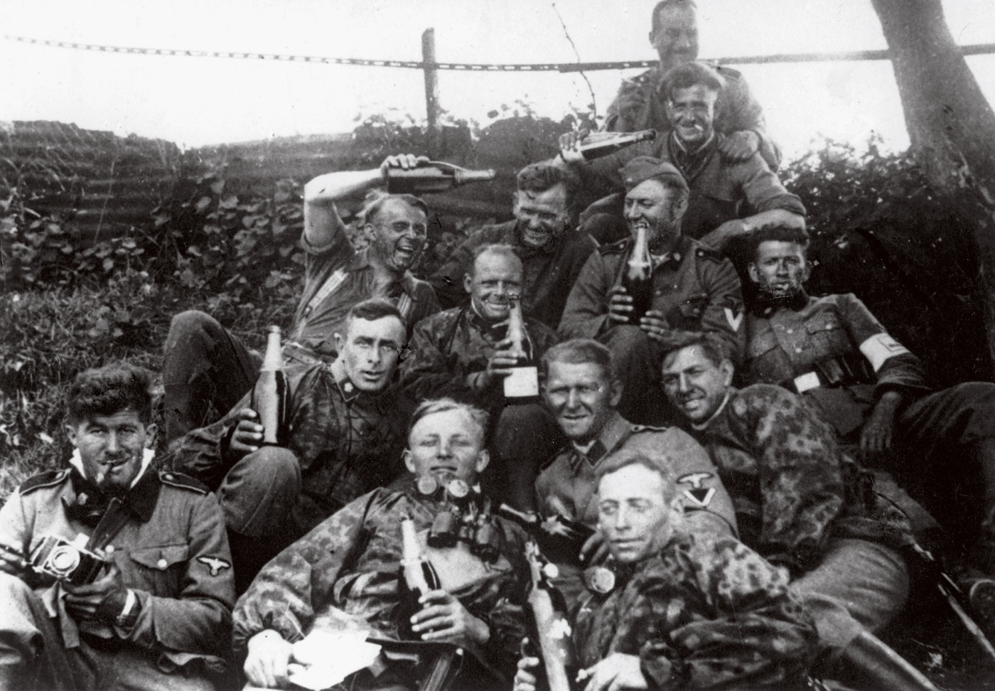 Немецкие солдаты празднуют